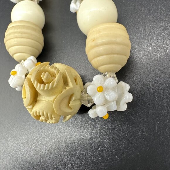 Vintage Beaded Necklace Carved Daisy Glowing Glass Flowers Retro Cream White - Picture 5 of 8